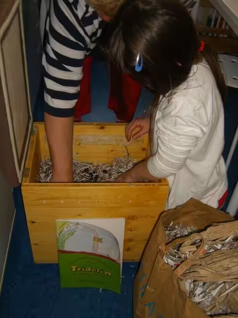 Wir fühlen uns sehr bereichert mit unserer Wurmkiste, die ein Komposthaufen für die Wohnung oder den Balkon ist. Dazu ein tolles stylisches Sitzmöbel mit Rollen und Polster für unsere Küche.