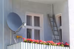 Hässlicher Balkon mit Sat-Schüssel