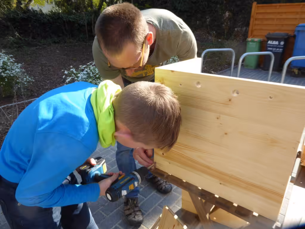 Wir haben einen Workshop zum Bau einer Wurmkiste bei David Witzeneder besucht. Söhnchen war voller Spaß dabei.