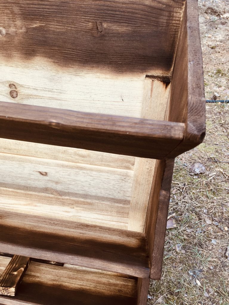 So sieht das Vertikalbeet zum vertikal Gärtnern nach dem Abflammen aus. DIY ist so viel beim Gärtnern möglich.
