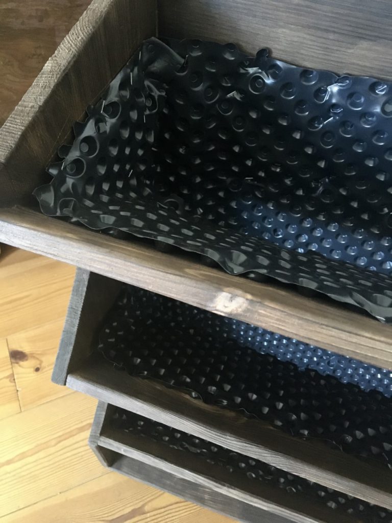 Nun ist das Vertikalbeet zum vertikal Gärtnern fertig ausgekleidet mit weichmacherfreier Teichfolie.