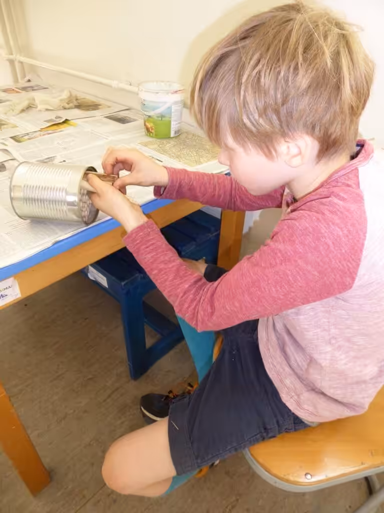 Insektennisthilfe basteln mit Kindern macht Spaß.