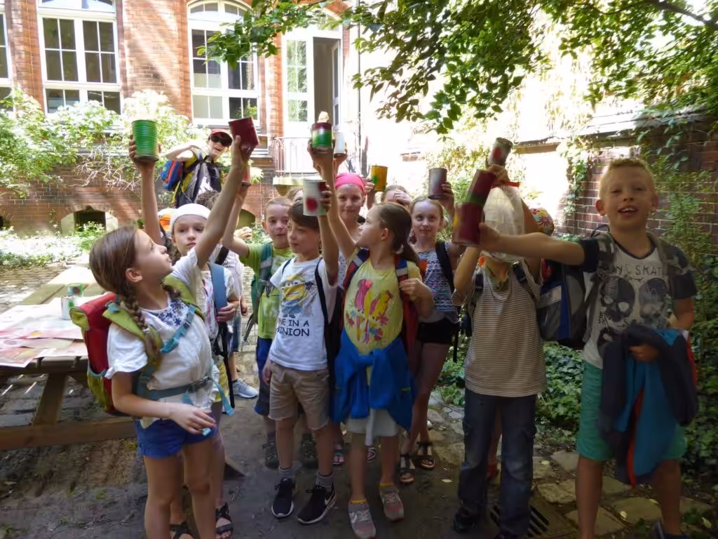 Ganz stolz sind die Kinder nach dieser Aktion: Insektennisthilfe basteln.