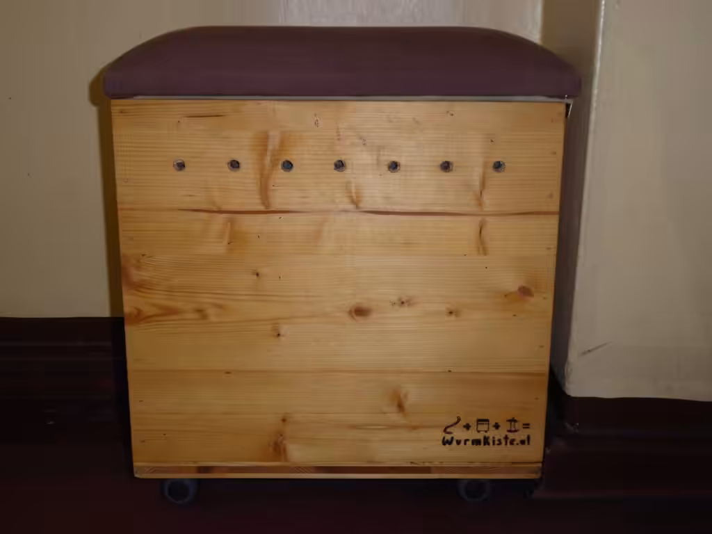 Oft werde ich gefragt, warum wächst bei Dir so viel und so üppig mit viel Ernteertrag. Es ist die Wurmkompostierung. Einen großen Anteil hat der Wurmhumus aus dieser Wurmkiste. Jedes Jahr ernte ich 20 Liter Wurmhumus!