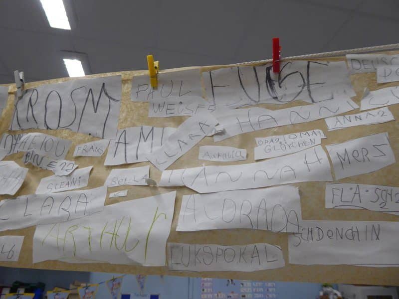 500 Namen für Kompostwürmer auf einen Papier-Wurm geschrieben. Das ist Kreativität in der Schule.