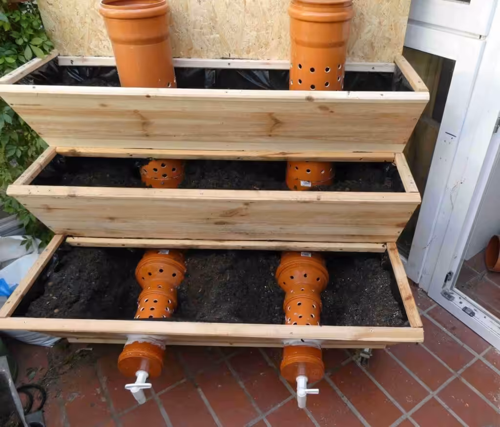 Dieses Vertikalbeet zum vertikal Gärtnern in DIY besticht durch seine Details. So funktioniert Selbstversorgung und Urban Gardening in der Stadt - auf dem Balkon oder Terrasse.