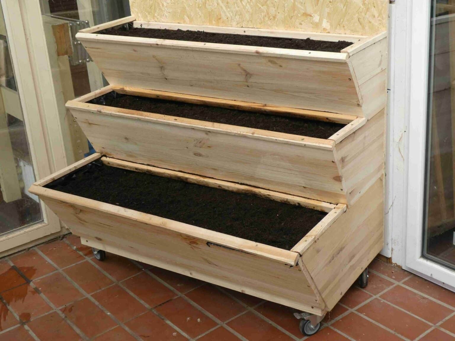 Preiswert vertikal Gärtnern DIY preiswertes Vertikalbeet BioBalkon
