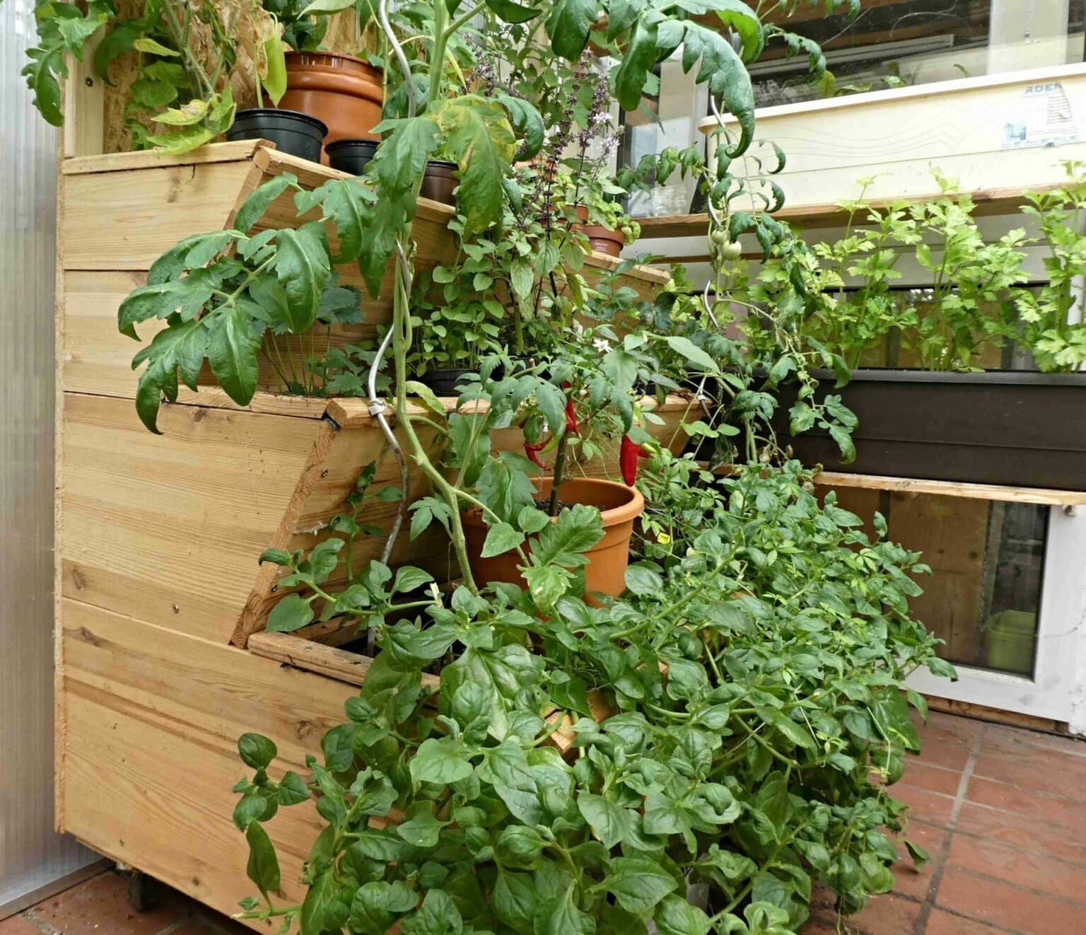 Preiswert vertikal Gärtnern DIY preiswertes Vertikalbeet BioBalkon