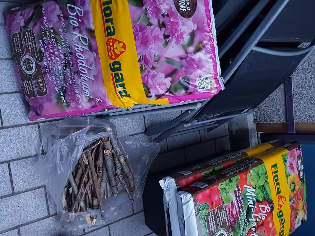 Lasse Dich nicht irritieren durch die Vielzahl an verschiedenen Erden im Baumarkt/Gartencenter. Es reichen 2 Varianten: Aussaat-/Kräutererde und
TORFFREIE Bio-Gemüseerde.