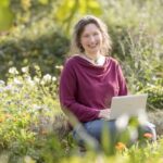 Melanie Öhlenbach spricht beim Online Bio-Balkon zum ökologischen Gärtnern auf kleinem Raum.