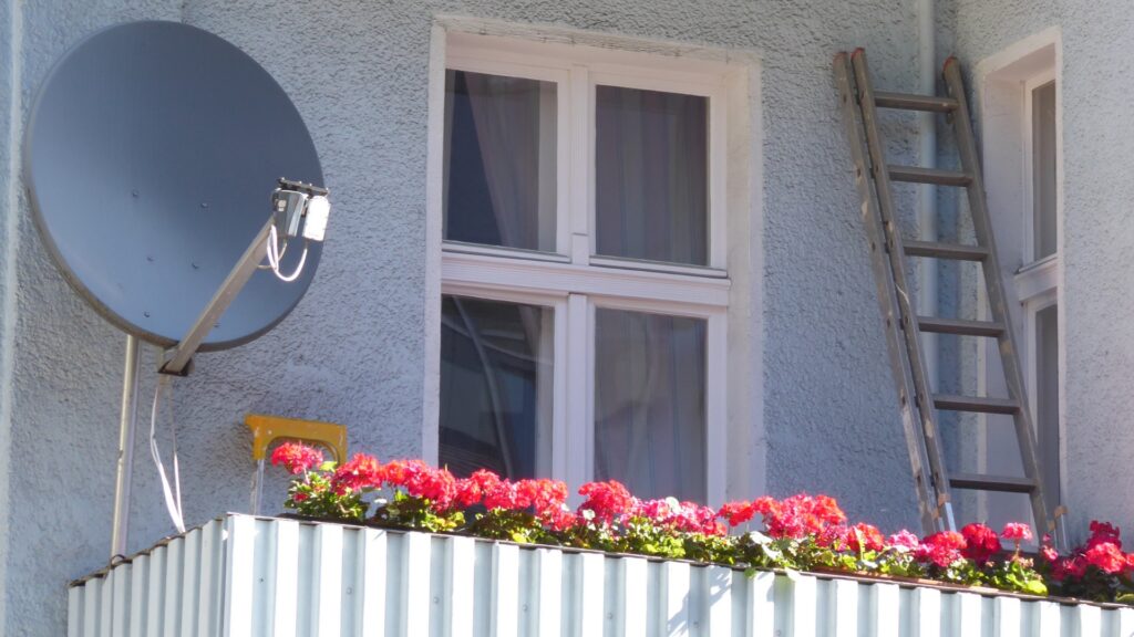 leerer balkon berliner strasse geranien leiter 16 9