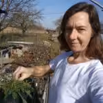 Hier ist ein Bild der Demeter-Kräuter-Gärtnerin Carolin Urban.