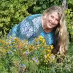 Die Expertin für Artenvielfalt Christiane Denzel spricht beim Online Bio-Balkon-Kongress zu essbaren Wildpflanzen.