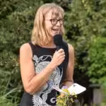 Experin Elisabeth Koppensteiner spricht beim Online Bio-Balkon-Kongress zu Komposttee und Mischkultur für Balkonier.