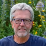 Der Wildpflanzenexperte und Gärtnermeister Friedhelm Strickler spricht beim Online Bio-Balkon-Kongress