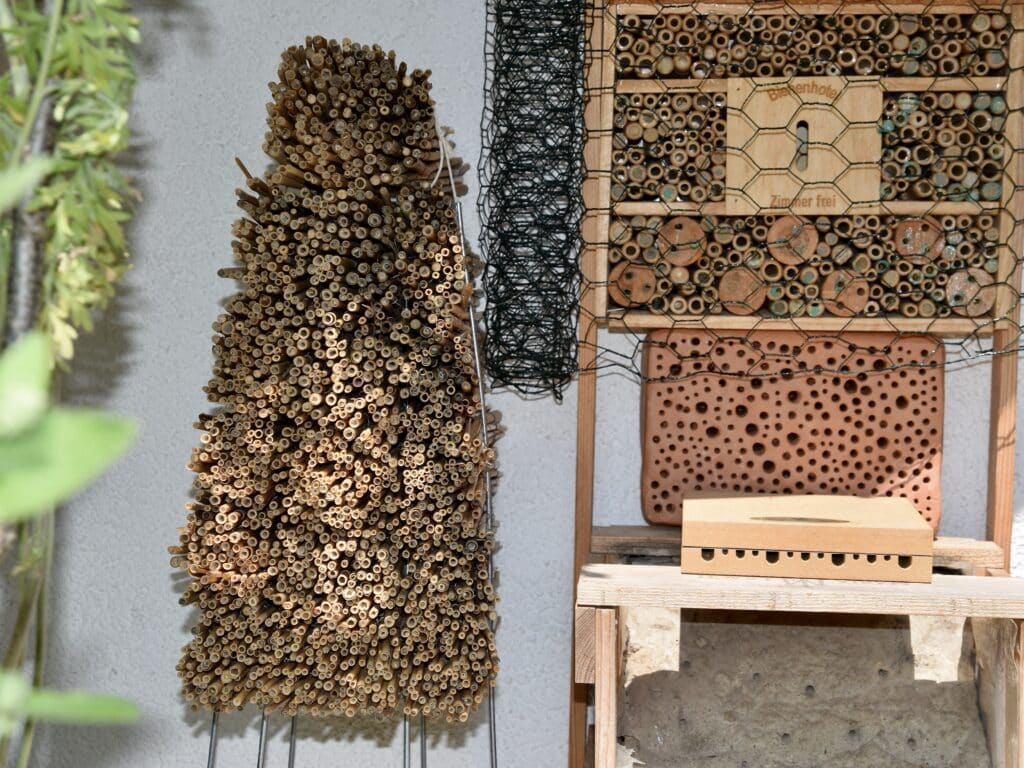 Nisthilfen für Wildbienen unter dem Dachvorsprung @andrea jaschik