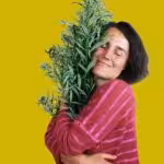 Ruby Nagel ist Expertin für Heilpflanzen, Wildkräuter, Jahreskreisfeste und Detox.