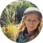 Die Gartengestalterin Verena Schönauer stellt ihre Pflanzenvielfalt auf ihrem Balkon beim Online Bio-Balkon-Kongress vor.