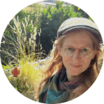 Die Gartengestalterin Verena Schönauer stellt ihre Pflanzenvielfalt auf ihrem Balkon beim Online Bio-Balkon-Kongress vor.
