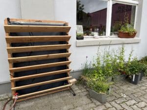 Workshop in der Balkonschule Berlin zur Befüllung und Bepflanzung eines einzelstehenden Vertikalbeetes