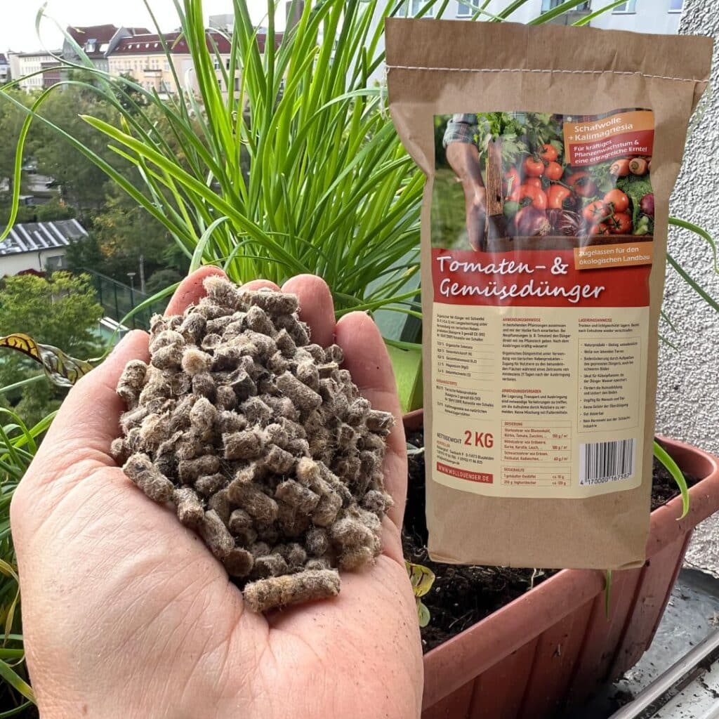 Biologische Schafwollpellets als Dünger für Tomaten und Gemüse von "Der Wolldünger vom Rötberghof"