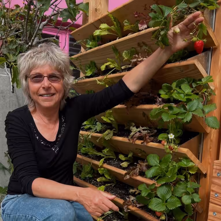 Workshop in der Balkonschule Berlin zur Befüllung und Bepflanzung eines einzelstehenden Vertikalbeetes.