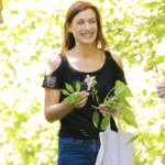 Die Wildpflanzen-Expertin Christine Grasl spricht beim Online Bio-Balkon-Kongress