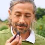 Gerd Meyer, der Chef der Gärtnerei Botanik in Weißenburg, stellt beim Online Bio-Balkon-Kongress Maulbeeren und Weißdorn vor
