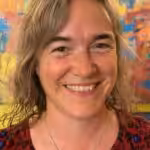 Balkon-Praktikerin Andrea Wutschig stellt ihre Balkone beim Online Bio-Balkon-Kongress vor.